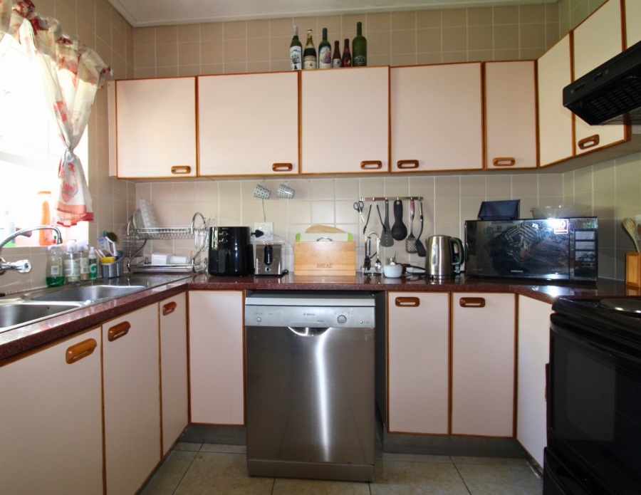 To Let 3 Bedroom Property for Rent in Onder Papegaaiberg Western Cape